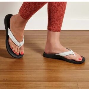 OluKai Ohana Women’s Flip Flops Sandals White Beach Weekend Relax Size 9 Thongs